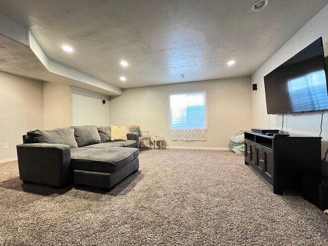 Building Photo - 6 Bedroom/3 Bathroom House in Eagle Mountain