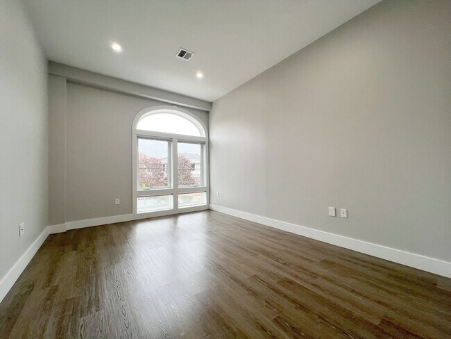 Building Photo - 80 Bridge St