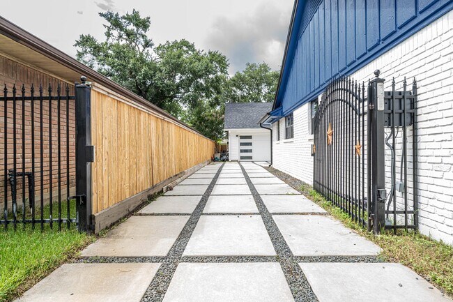 Building Photo - 6518 Kury Ln