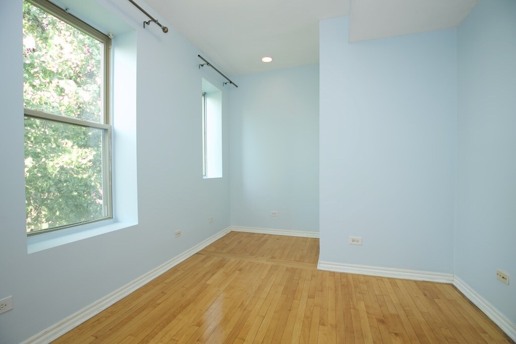 Building Photo - 2531 N Kildare Ave