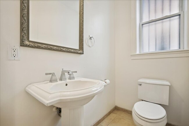 Building Photo - Pet Friendly Luxury DC TH - 3 bed +  3.5 B...