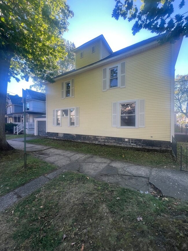 Building Photo - Large 4 Bedroom House with Garage