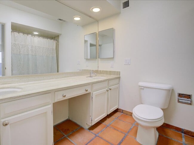 Building Photo - 2 Bedroom 2 Bathroom