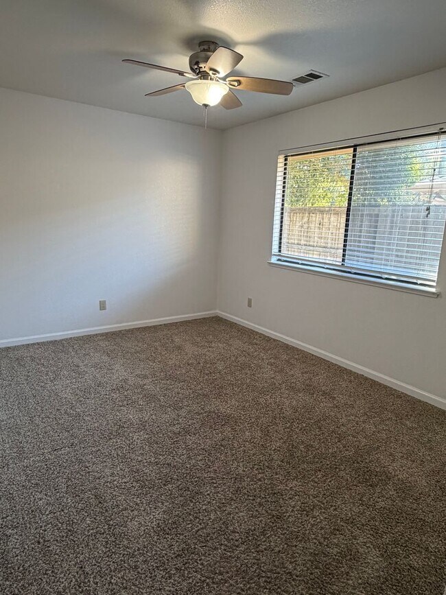 Building Photo - 3 bedroom Townhouse in East Redding