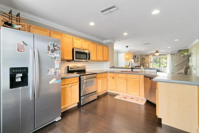 Building Photo - 5800 Lake Pointe Village Cir