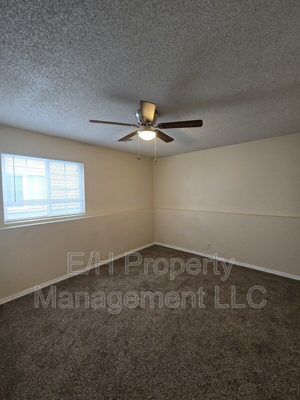 Building Photo - 4460 S Elizabeth Ave