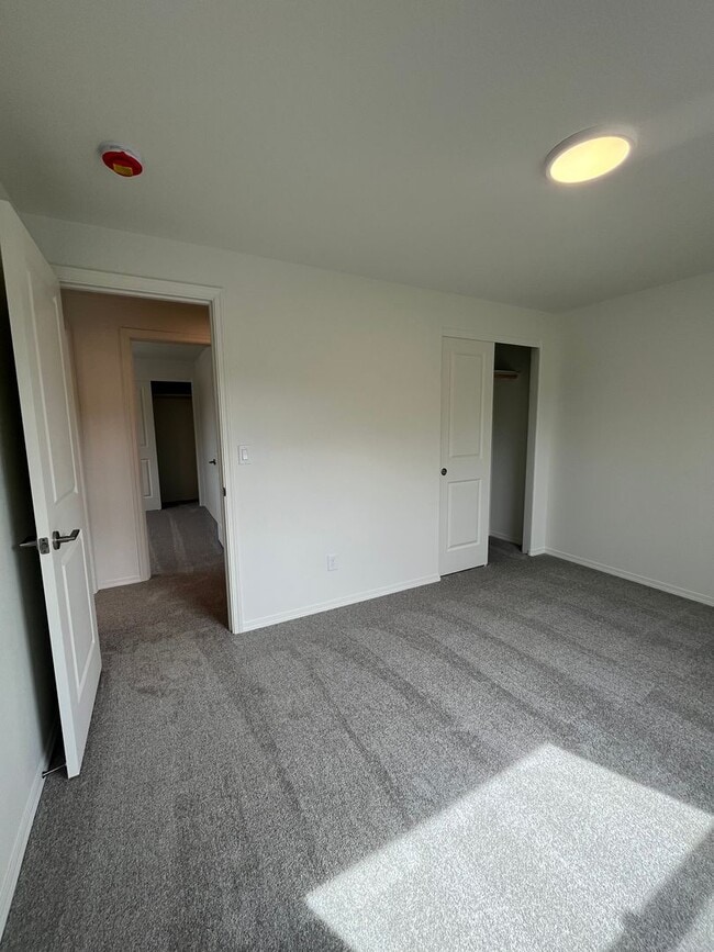Building Photo - 975 W 27th Ave