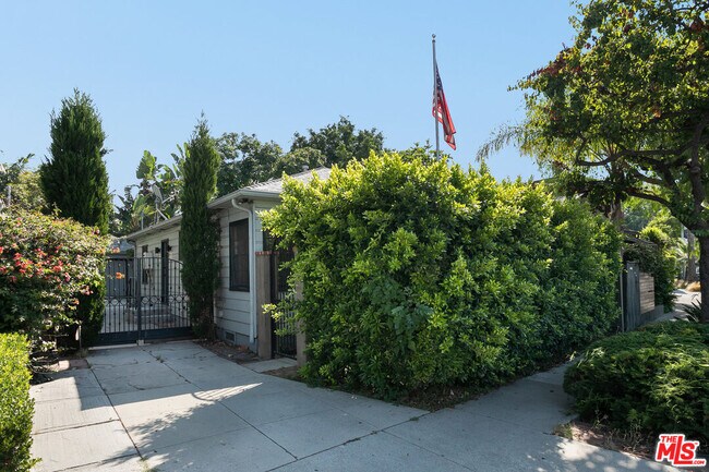 Building Photo - 508 N San Vicente Blvd