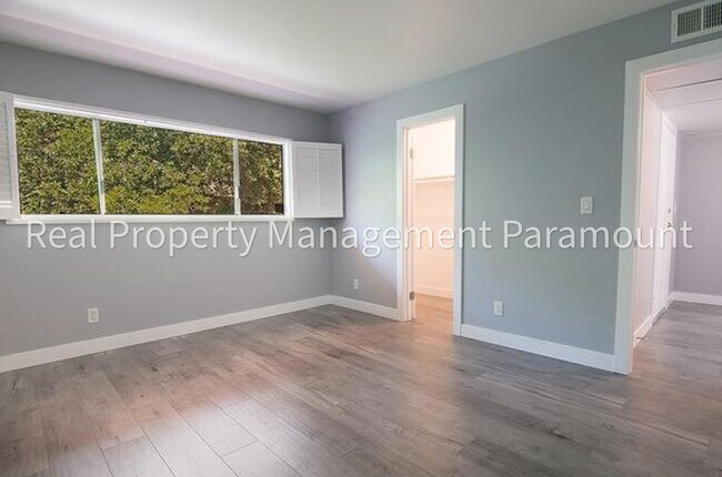 Building Photo - Spacious Condo with Relaxing Pool Views