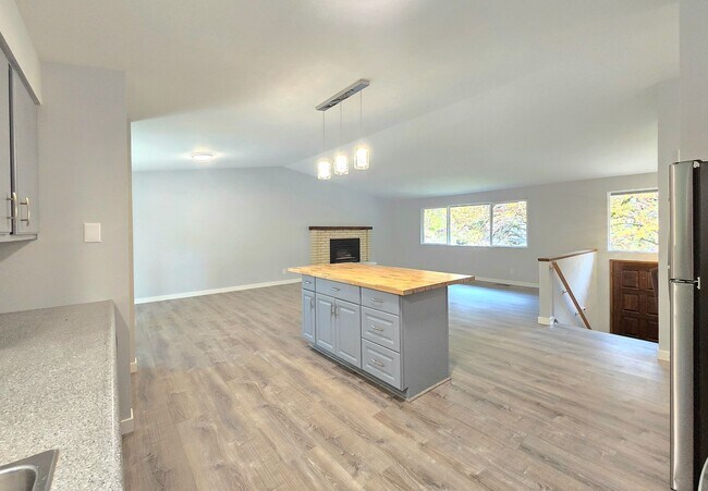 Building Photo - 4 Bedroom 3 Bath in Lake Forest Park