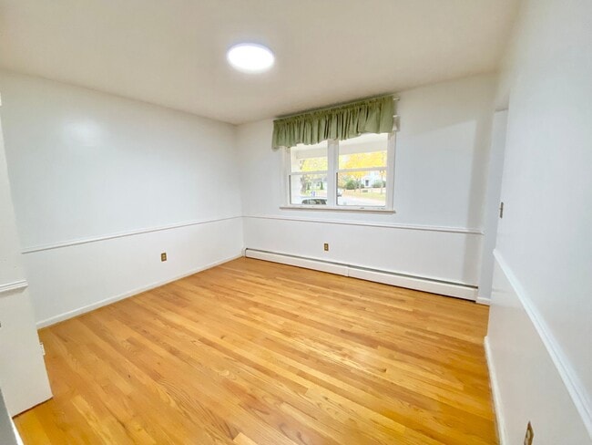 Building Photo - 4 Bedroom Home in Burlington VT Available ...