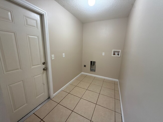 Building Photo - SILVER SPRINGS SHORES 3/2/2