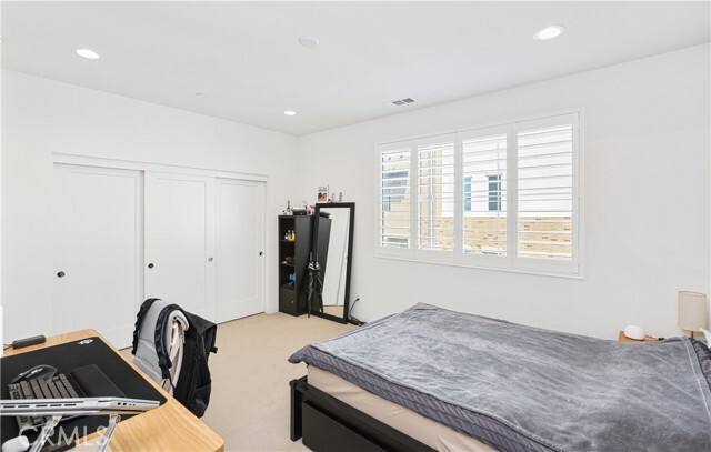 Building Photo - 166 Novel