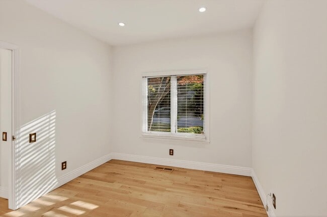 Building Photo - 860 Monte Rosa Dr