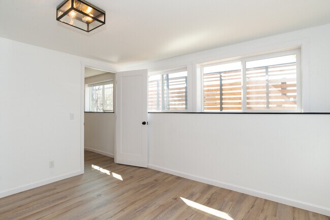 Building Photo - Fantastic 1 bedroom 1 bathroom condo in Queen Anne- Available NOW!