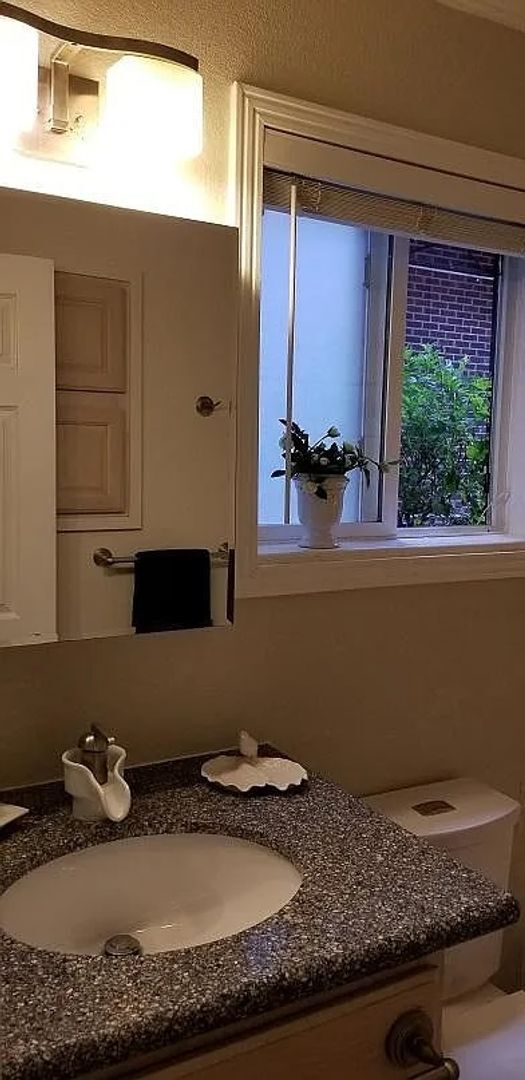 Building Photo - One Bedroom Condo Walking Distance to CU with Fenced Backyard and Flatiron Views!