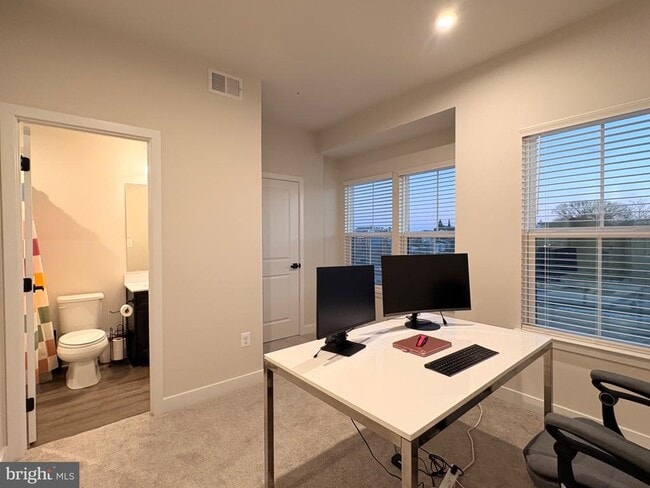 Building Photo - 736 Watts St