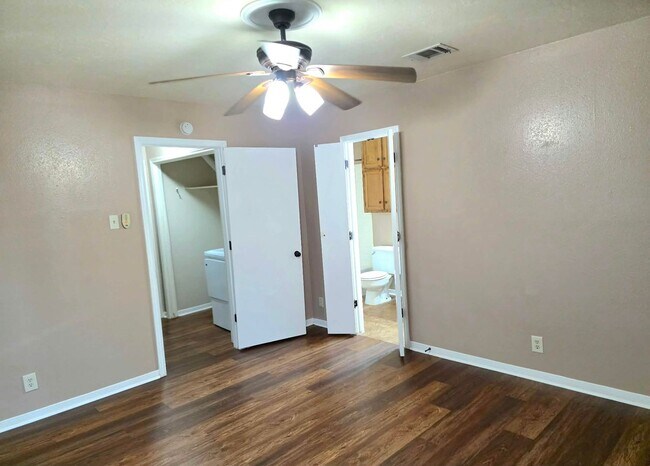 Building Photo - Move In Special $500.00 Security Deposit