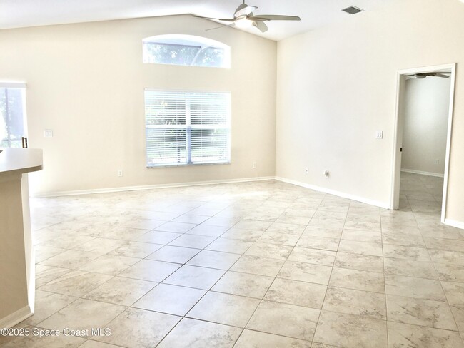 Building Photo - 974 Villa Dr