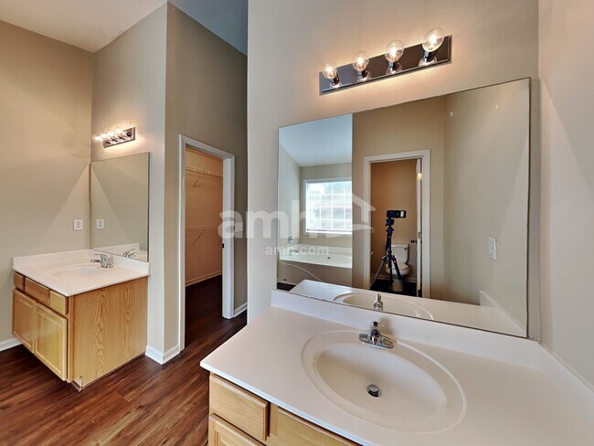 Building Photo - 6433 Grand Hickory Dr