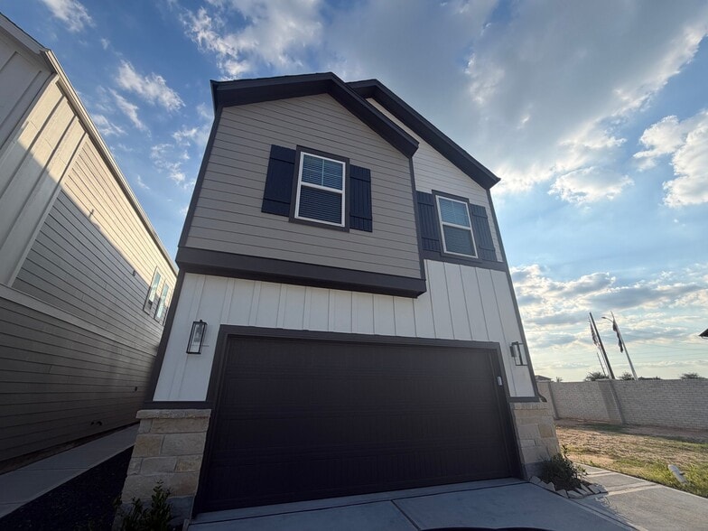 Building Photo - 4206 Laurel Oak Cir