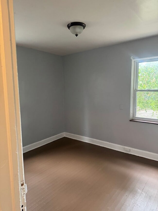 Building Photo - 4 bedroom Brick home