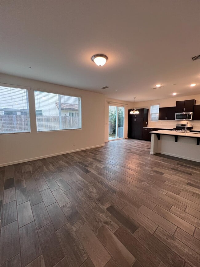 Building Photo - 1918 Oak Ln