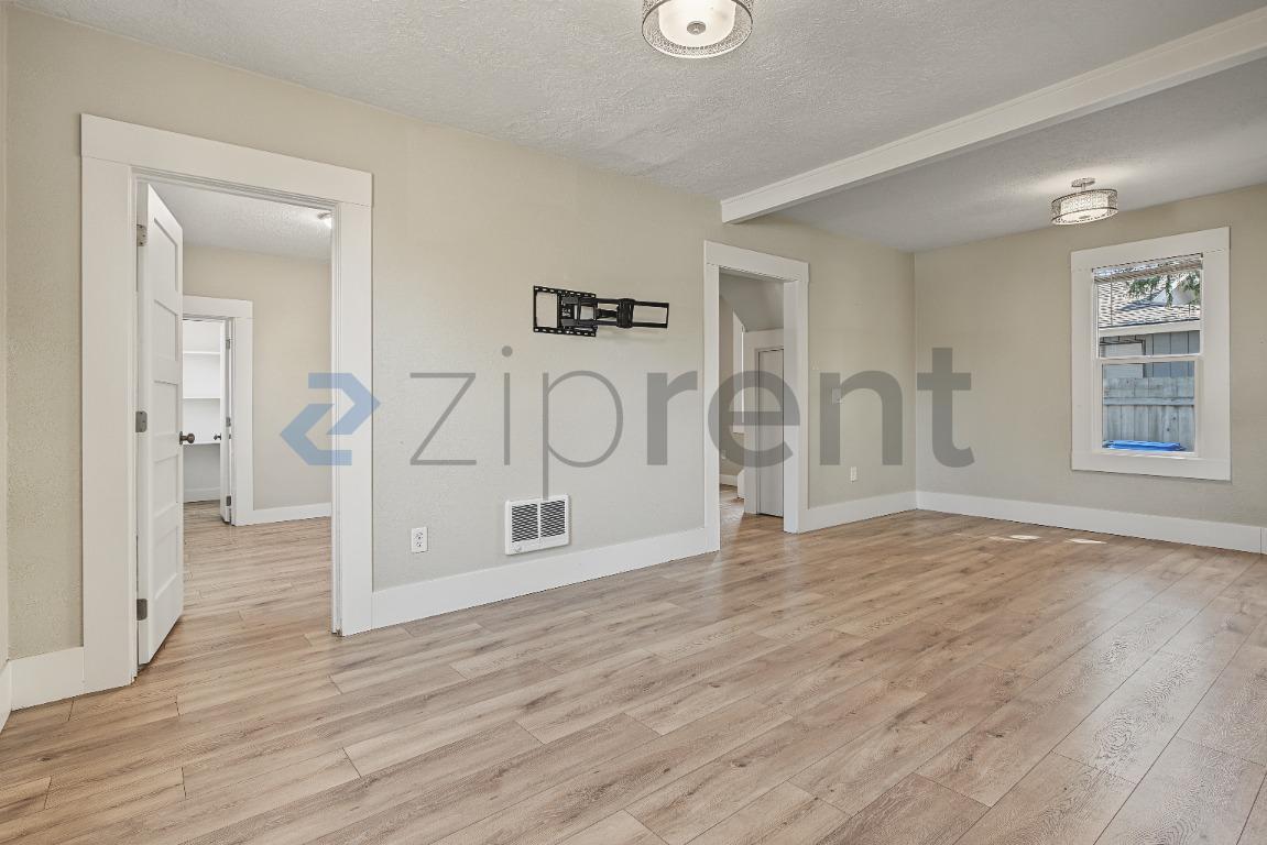 Building Photo - Unit