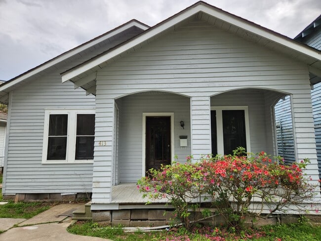Cute 3 bed 1 bath home 1 block from public library. - 413 Voorhies St