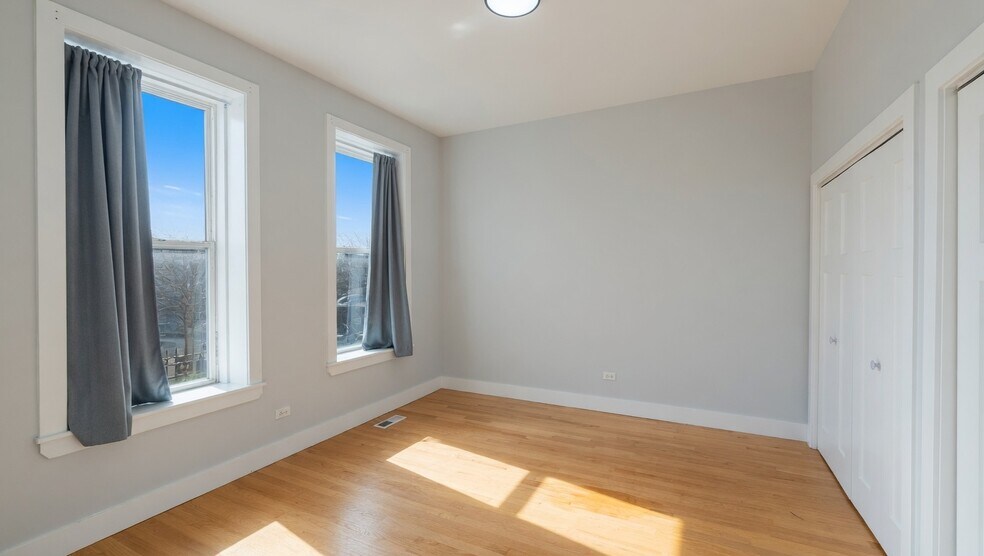 Building Photo - 932 N Richmond St