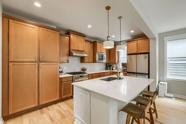 Building Photo - 5bd/3.5ba Bellevue Hoome