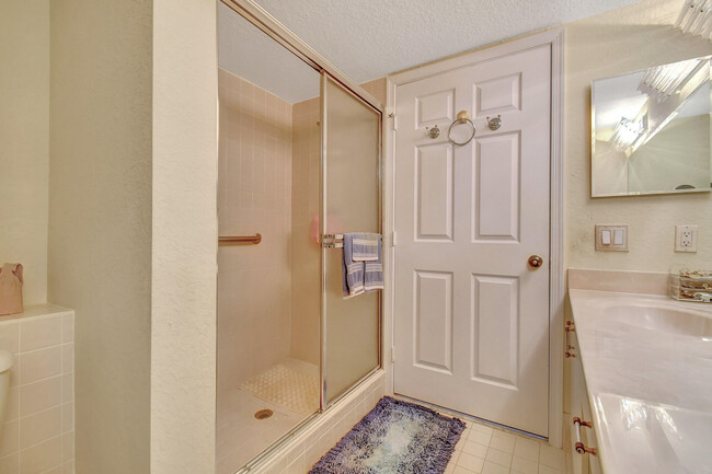 Building Photo - 5842 Crystal Shores Dr