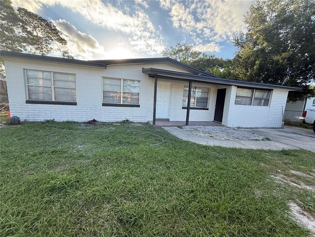 Building Photo - 1418 Queensway Rd