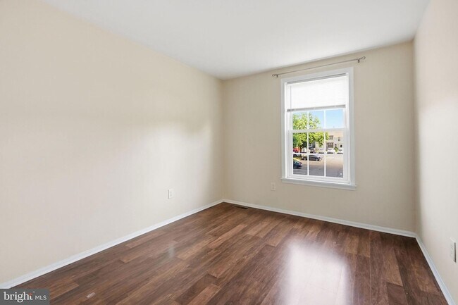 Building Photo - 204 Livingston Ct