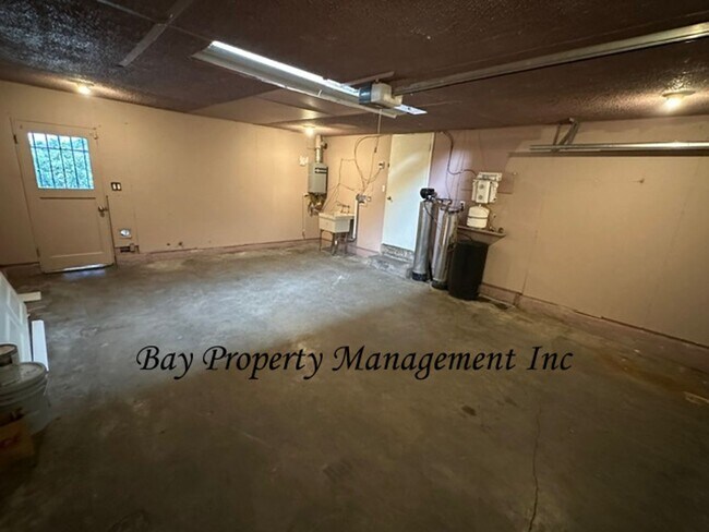 Building Photo - Lovely 3 bedroom 2 bath home with pets considered!