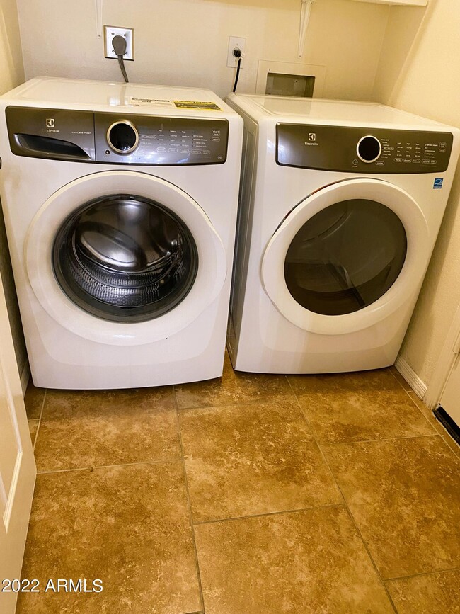 Building Photo - 7823 W Julie Dr