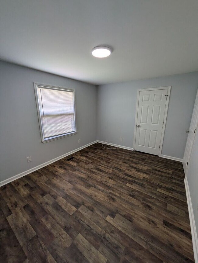 Building Photo - 2BD/1BA Duplex in Newton