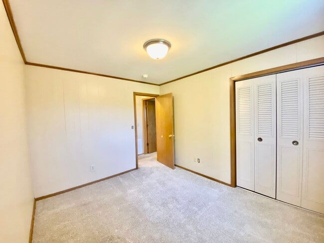 Building Photo - 2 Bed/1.5 Bath Ground floor