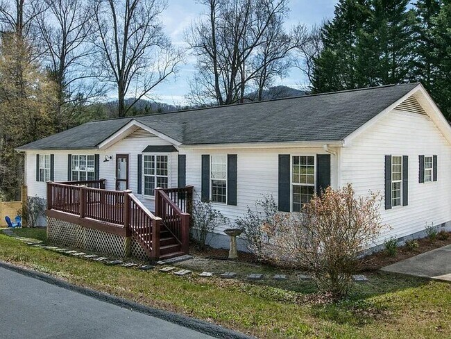 Building Photo - Spacious Three Bedroom Home w/ Fenced Yard