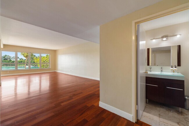 Building Photo - 9102 W Bay Harbor Dr
