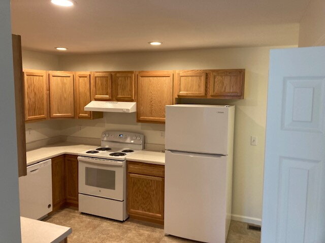 Building Photo - Single Level 2 Bed Apartment with Garage