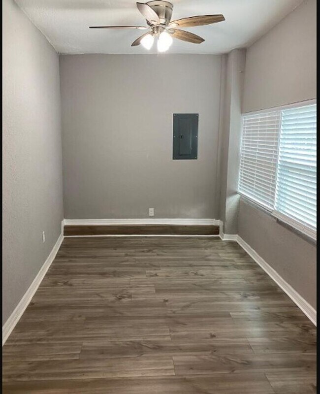 Building Photo - Charming Upstairs 2/1 - Available Now!