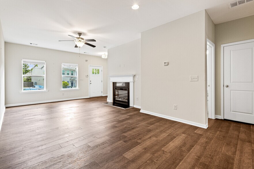Building Photo - 776 Crestwell Cir SW