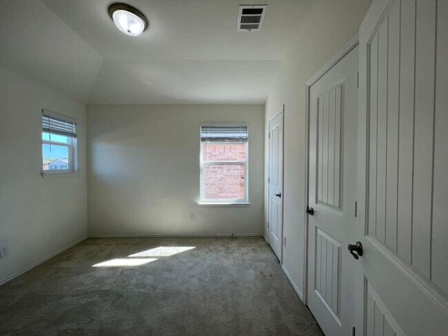 Building Photo - 2013 Ebony Dove St