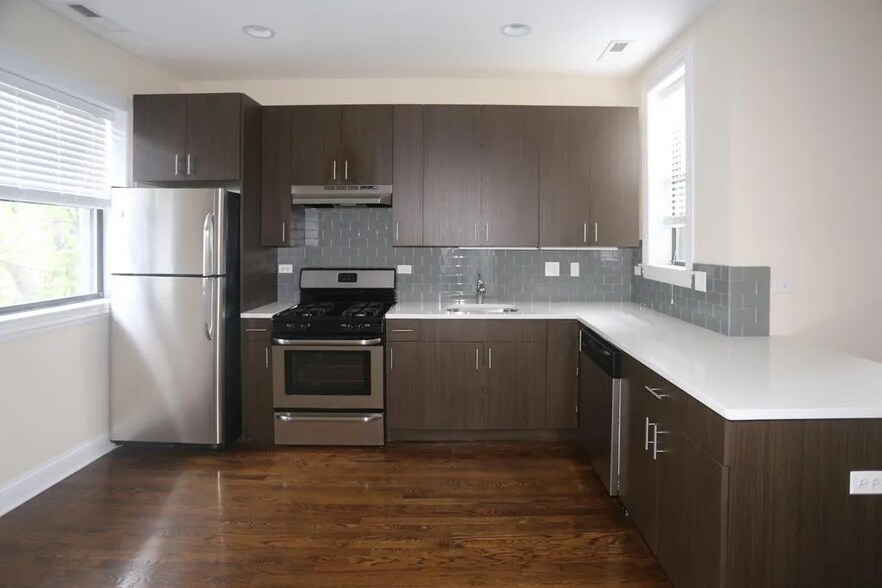 Building Photo - 3710 N Wilton Ave