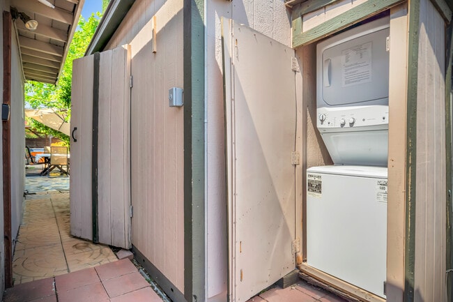 Building Photo - 6554 Greenbush Ave