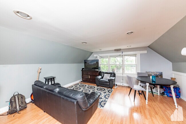 Building Photo - 1332 W Barry Ave