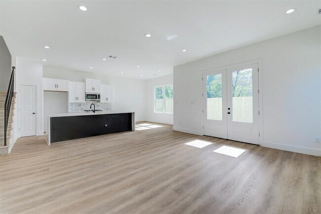 Building Photo - "Charming 3-Bed Oasis with 2.5 Baths & 1,707 Sq Ft in Houston's Heart!"