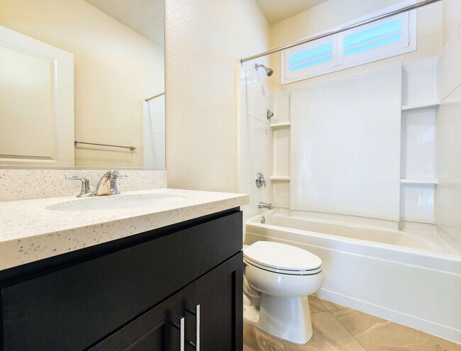 Building Photo - 4 Bedroom Home in W Section
