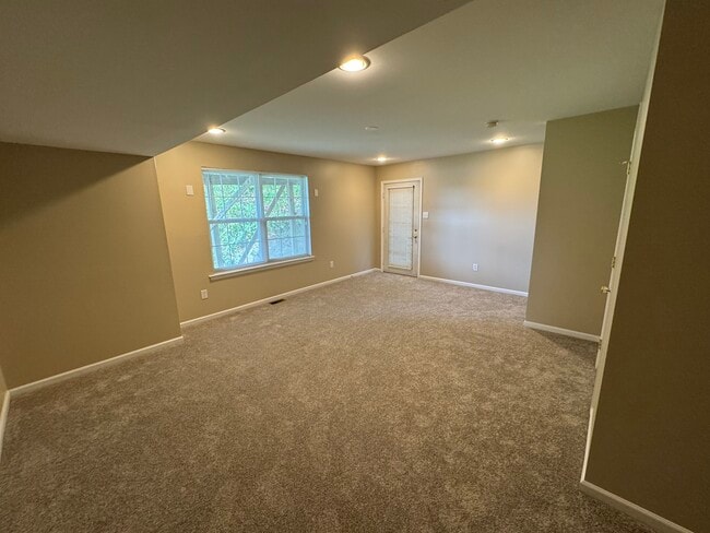 Building Photo - 434 W 5th Ave